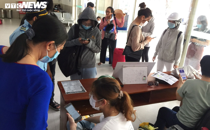 Ảnh: Người dân tấp nập về quê, bến xe, ga tàu, sân bay Đà Nẵng chật kín - 7