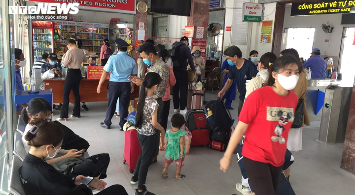 Ảnh: Người dân tấp nập về quê, bến xe, ga tàu, sân bay Đà Nẵng chật kín - 6