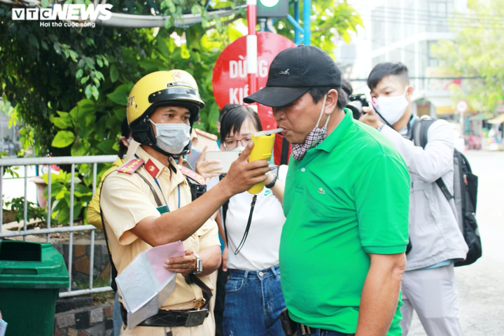 Uống 4 lon bia, tài xế ở TP.HCM ngỡ ngàng khi bị tước giấy phép lái xe 11 tháng - 8