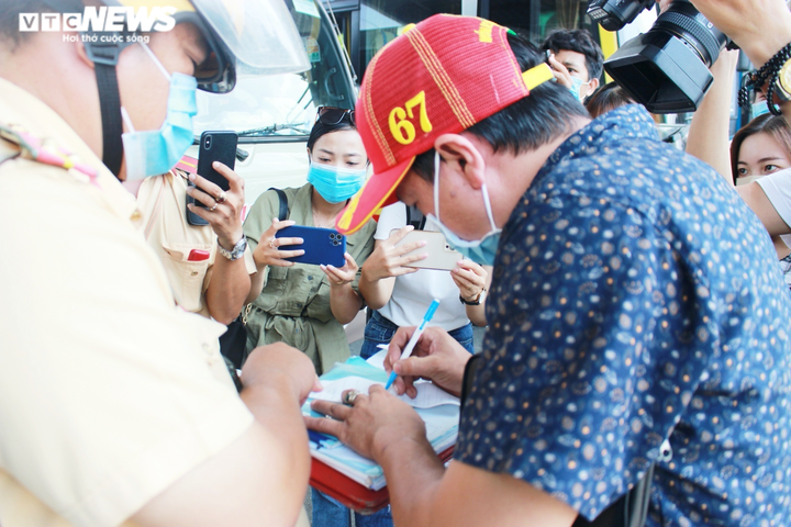 Uống 4 lon bia, tài xế ở TP.HCM ngỡ ngàng khi bị tước giấy phép lái xe 11 tháng - 6