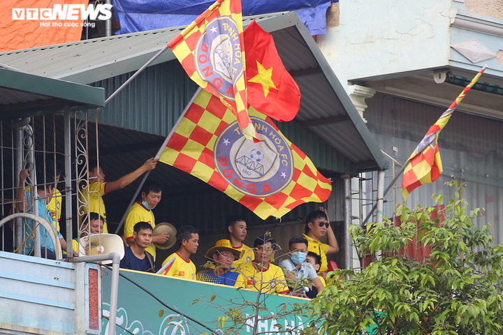 CĐV leo nóc nhà xem CLB Thanh Hóa đấu HAGL - 4