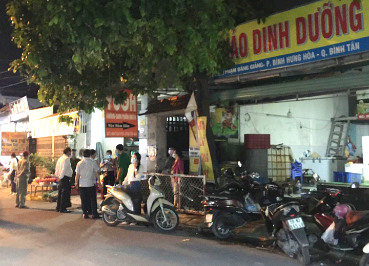 TP.HCM phong tỏa một con hẻm liên quan ca mắc COVID-19 mới - 1