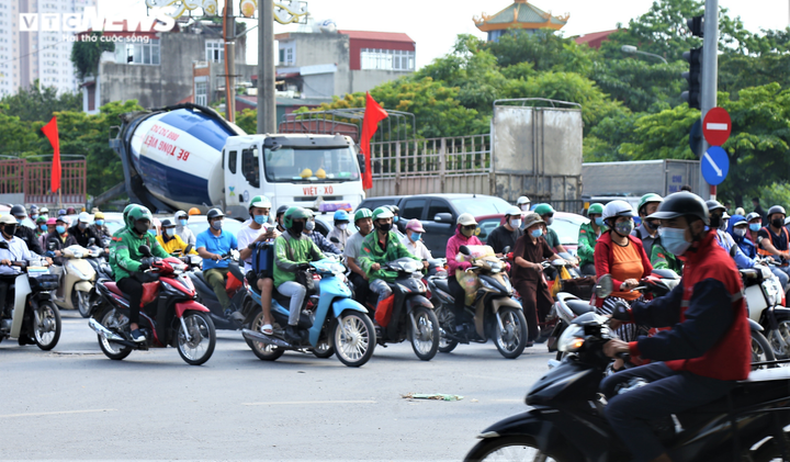 Người dân đổ xô về quê nghỉ lễ 30/4 và 1/5, cửa ngõ Hà Nội kẹt cứng - 4