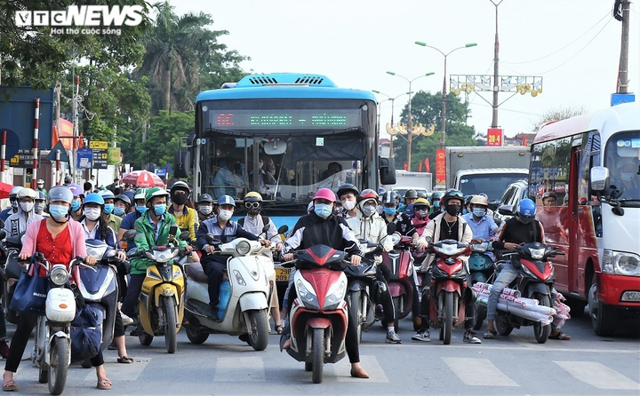 Người dân đổ xô về quê nghỉ lễ 30/4 và 1/5, cửa ngõ Hà Nội kẹt cứng - 2