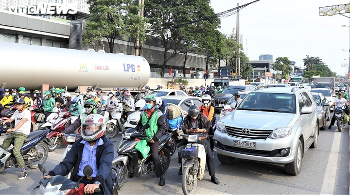 Người dân đổ xô về quê nghỉ lễ 30/4 và 1/5, cửa ngõ Hà Nội kẹt cứng - 1