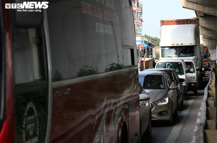 Người dân đổ xô về quê nghỉ lễ 30/4 và 1/5, cửa ngõ Hà Nội kẹt cứng - 6