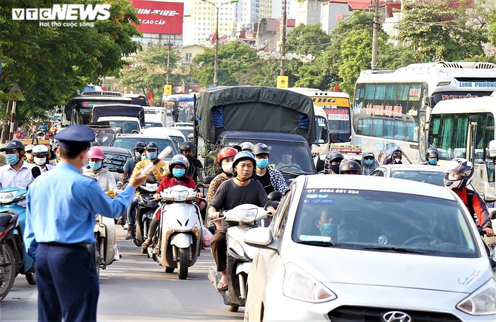 Người dân đổ xô về quê nghỉ lễ 30/4 và 1/5, cửa ngõ Hà Nội kẹt cứng - 5