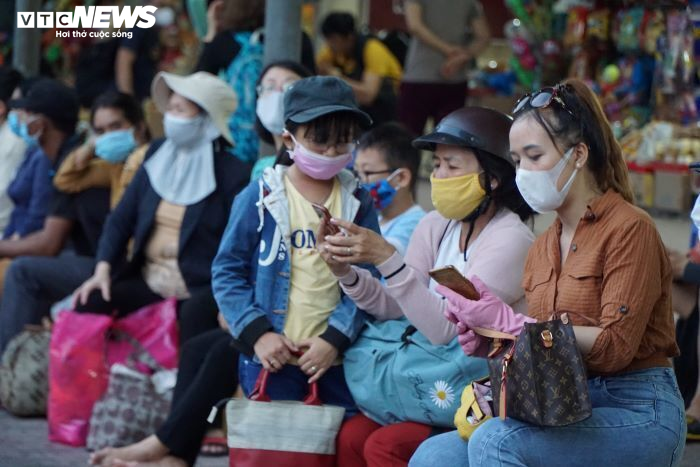 Ảnh: Người dân TP.HCM lỉnh kỉnh đồ đạc, xếp hàng dài mua vé ở Bến xe miền Đông - 8