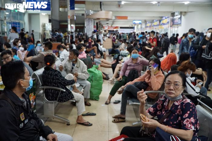 Ảnh: Người dân TP.HCM lỉnh kỉnh đồ đạc, xếp hàng dài mua vé ở Bến xe miền Đông - 1