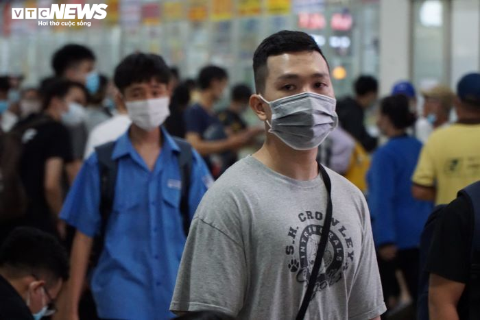 Ảnh: Người dân TP.HCM lỉnh kỉnh đồ đạc, xếp hàng dài mua vé ở Bến xe miền Đông - 13