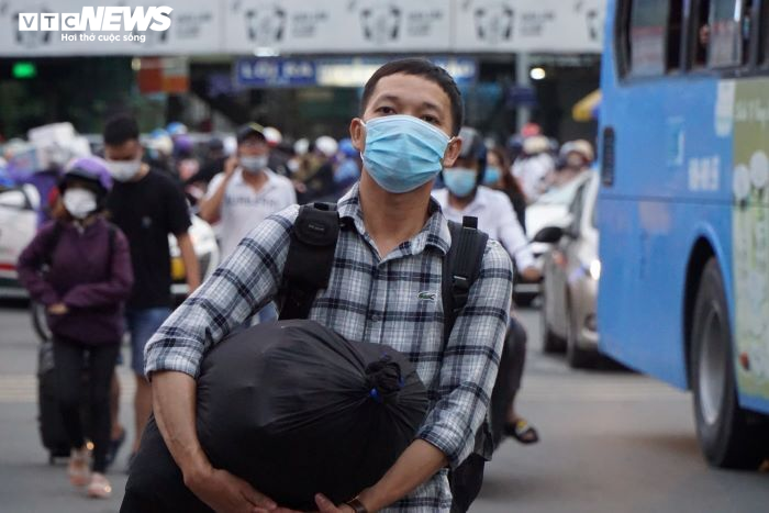 Ảnh: Người dân TP.HCM lỉnh kỉnh đồ đạc, xếp hàng dài mua vé ở Bến xe miền Đông - 9