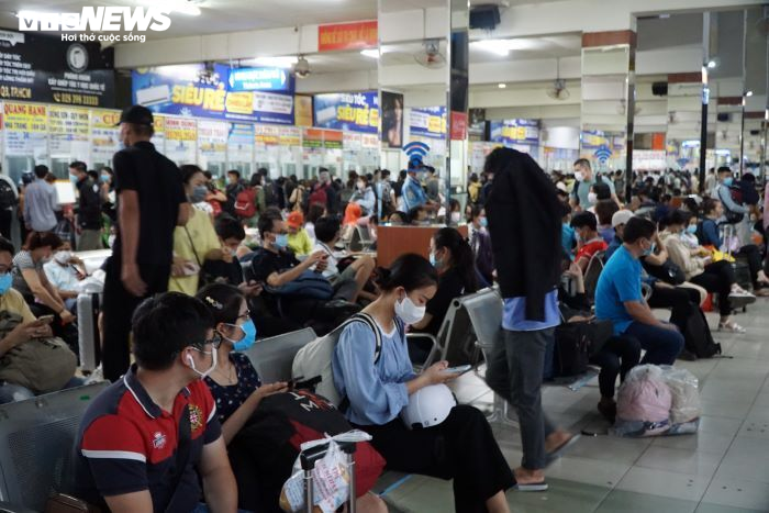 Ảnh: Người dân TP.HCM lỉnh kỉnh đồ đạc, xếp hàng dài mua vé ở Bến xe miền Đông - 7