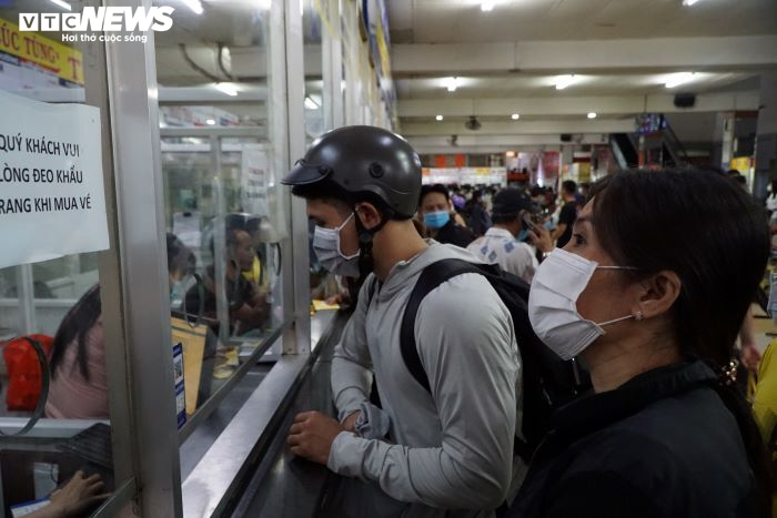 Ảnh: Người dân TP.HCM lỉnh kỉnh đồ đạc, xếp hàng dài mua vé ở Bến xe miền Đông - 5