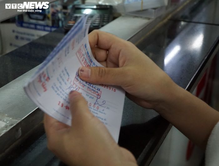 Ảnh: Người dân TP.HCM lỉnh kỉnh đồ đạc, xếp hàng dài mua vé ở Bến xe miền Đông - 4