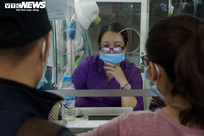 Ảnh: Người dân TP.HCM lỉnh kỉnh đồ đạc, xếp hàng dài mua vé ở Bến xe miền Đông - 6