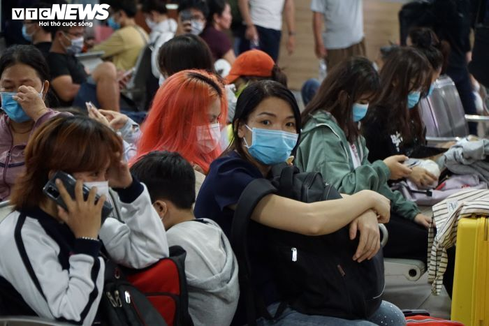 Ảnh: Người dân TP.HCM lỉnh kỉnh đồ đạc, xếp hàng dài mua vé ở Bến xe miền Đông - 2