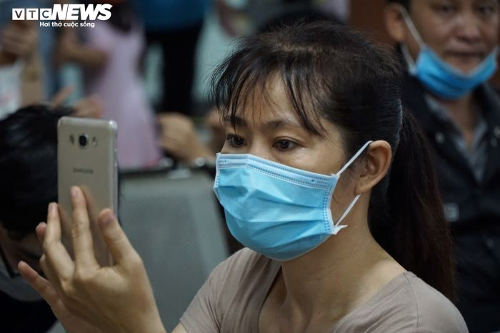 Ảnh: Người dân TP.HCM lỉnh kỉnh đồ đạc, xếp hàng dài mua vé ở Bến xe miền Đông - 11