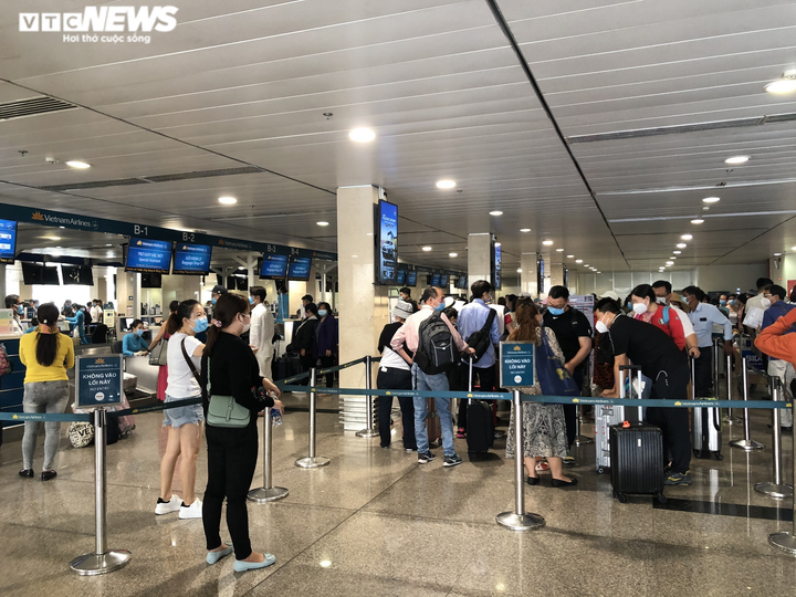 Ảnh: Sân bay Tân Sơn Nhất đông nghẹt người trước ngày nghỉ lễ 30/4 - 8