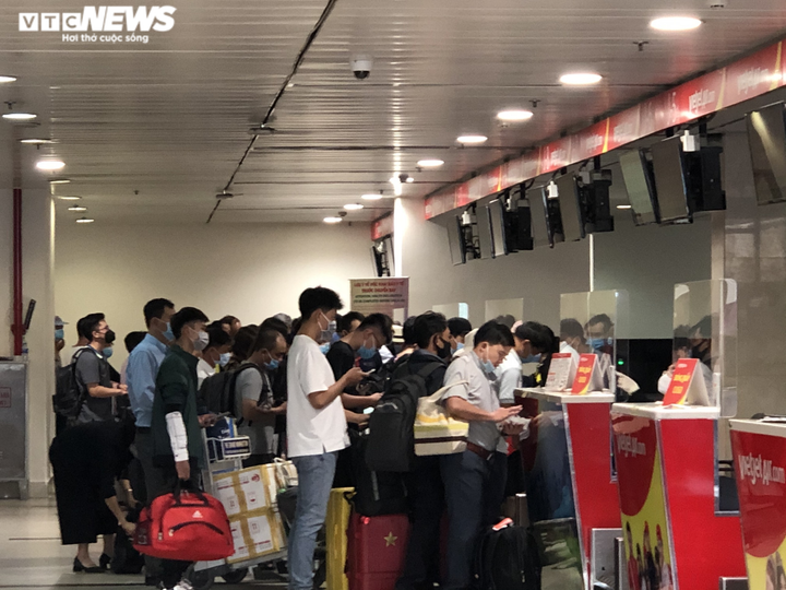 Ảnh: Sân bay Tân Sơn Nhất đông nghẹt người trước ngày nghỉ lễ 30/4 - 6