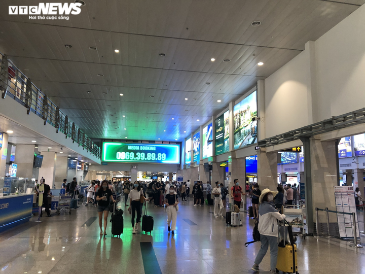 Ảnh: Sân bay Tân Sơn Nhất đông nghẹt người trước ngày nghỉ lễ 30/4 - 3
