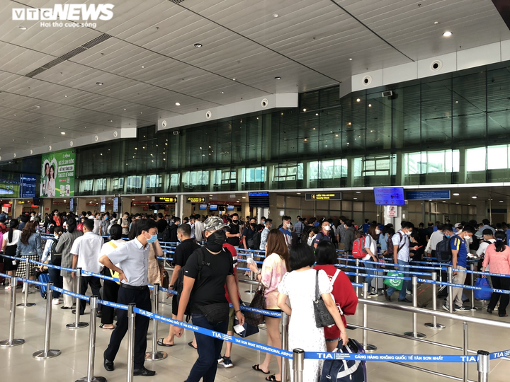 Ảnh: Sân bay Tân Sơn Nhất đông nghẹt người trước ngày nghỉ lễ 30/4 - 7