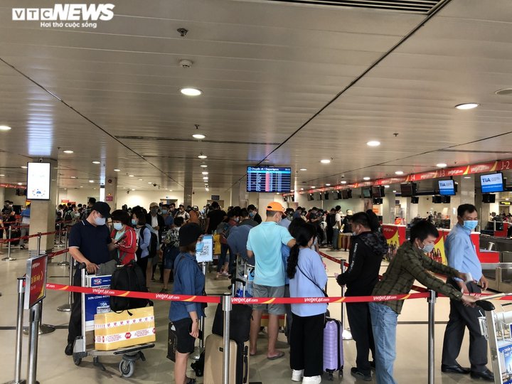 Ảnh: Sân bay Tân Sơn Nhất đông nghẹt người trước ngày nghỉ lễ 30/4 - 11