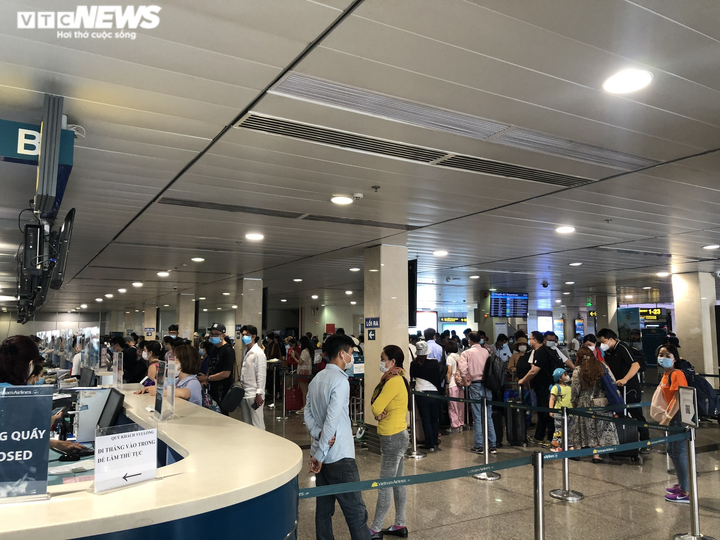 Ảnh: Sân bay Tân Sơn Nhất đông nghẹt người trước ngày nghỉ lễ 30/4 - 4