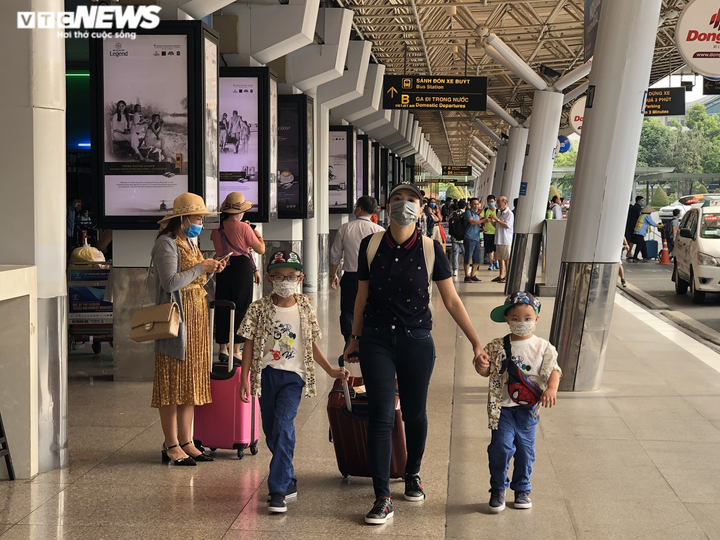 Ảnh: Sân bay Tân Sơn Nhất đông nghẹt người trước ngày nghỉ lễ 30/4 - 12