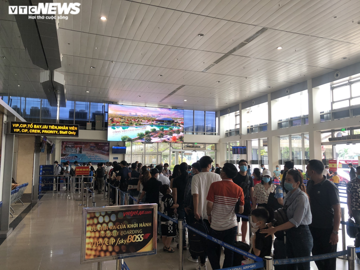 Ảnh: Sân bay Tân Sơn Nhất đông nghẹt người trước ngày nghỉ lễ 30/4 - 9