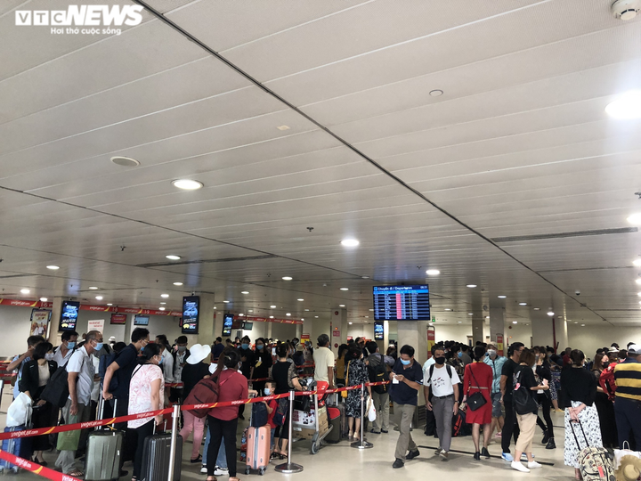 Ảnh: Sân bay Tân Sơn Nhất đông nghẹt người trước ngày nghỉ lễ 30/4 - 10