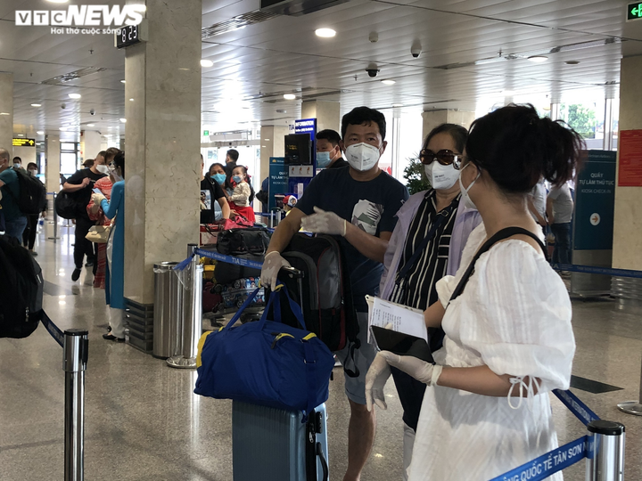 Ảnh: Sân bay Tân Sơn Nhất đông nghẹt người trước ngày nghỉ lễ 30/4 - 5