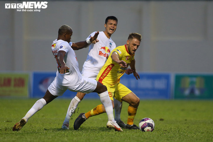 Vòng 11 V-League: HAGL củng cố ngôi đầu, Hà Nội FC xuống nhóm đua trụ hạng - 2