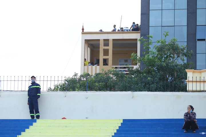 CĐV leo nóc nhà xem CLB Thanh Hóa đấu HAGL - 1