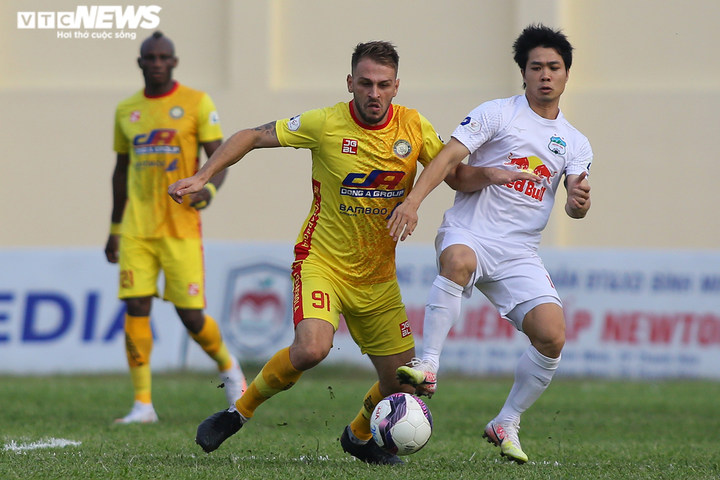 BLV Quang Huy: 'Dừng V-League 2021 là hợp lý' - 1