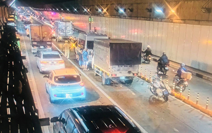 TP.HCM: 4 ô tô tông liên hoàn trong hầm Thủ Thiêm - 1