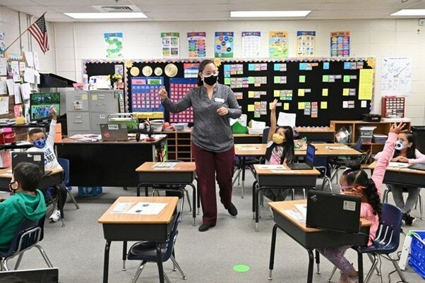 Từ nhân viên tạp vụ trở thành giáo viên trường tiểu học - 2