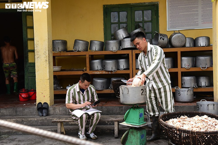 Ảnh: Bữa cơm đặc biệt của phạm nhân trong ngày lễ 30/4 - 10