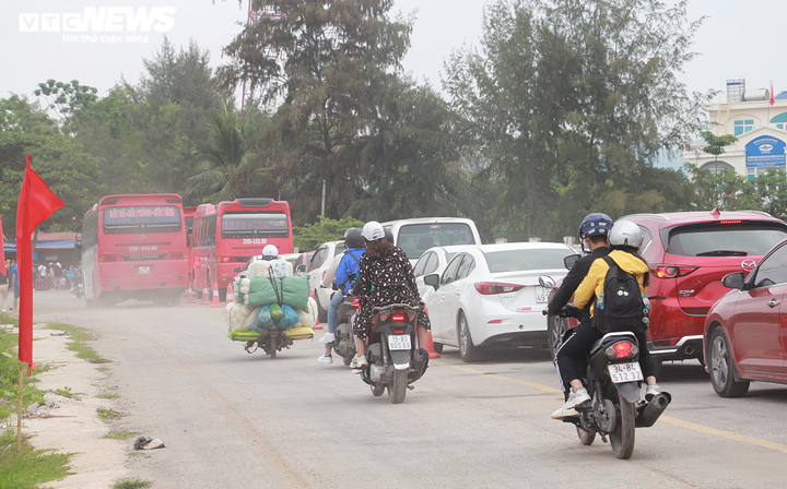 Ảnh: Hàng vạn khách ùn ùn ra đảo, bến phà sang Cát Bà tắc nghẽn ngày 30/4 - 10