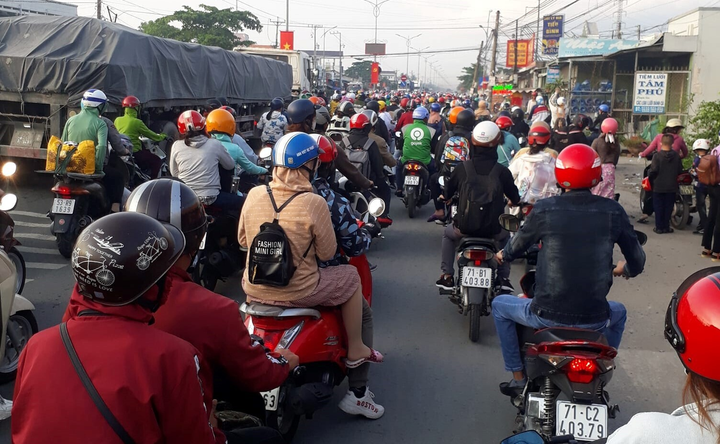 Đường miền Tây tắc cứng, xe đứng chôn chân, người dân chật vật về quê nghỉ lễ - 1