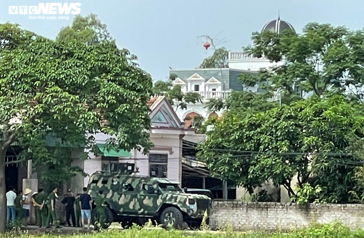 Ảnh: Giám đốc Công an Nghệ An dẫn giải nghi phạm bắn chết 2 người ra xe cảnh sát - 6