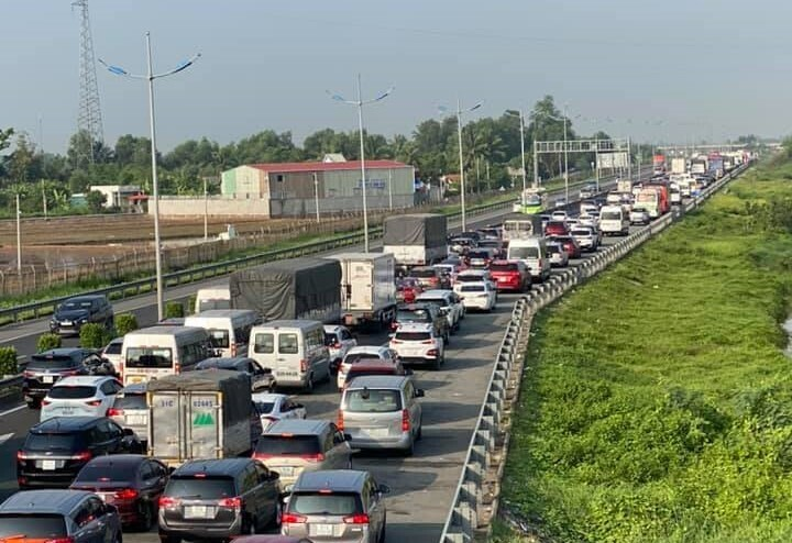 Đường miền Tây tắc cứng, xe đứng chôn chân, người dân chật vật về quê nghỉ lễ - 2