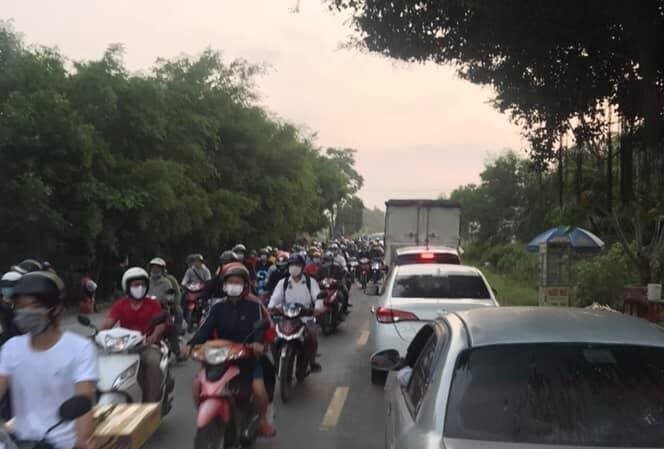 Đường miền Tây tắc cứng, xe đứng chôn chân, người dân chật vật về quê nghỉ lễ - 3