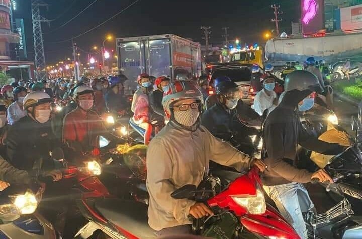 Đường miền Tây tắc cứng, xe đứng chôn chân, người dân chật vật về quê nghỉ lễ - 6