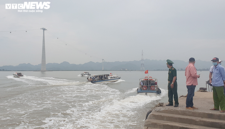 Ảnh: Hàng vạn khách ùn ùn ra đảo, bến phà sang Cát Bà tắc nghẽn ngày 30/4 - 15