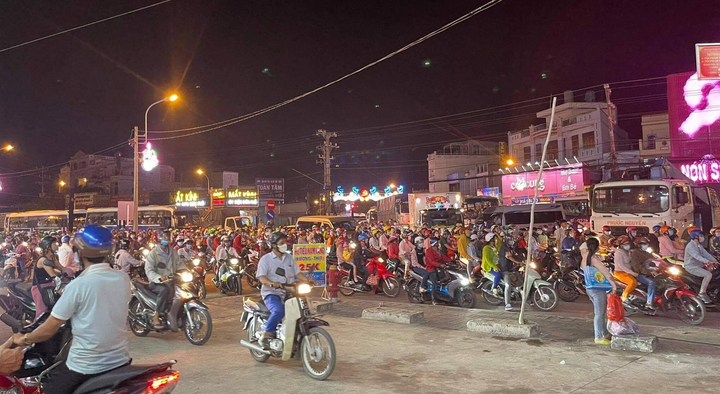 Đường miền Tây tắc cứng, xe đứng chôn chân, người dân chật vật về quê nghỉ lễ - 5