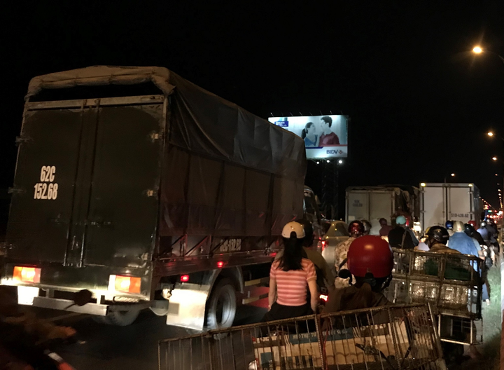 Đường miền Tây tắc cứng, xe đứng chôn chân, người dân chật vật về quê nghỉ lễ - 4