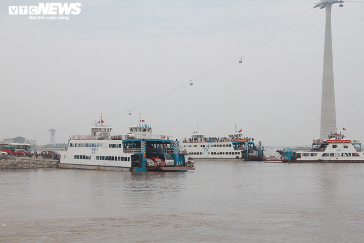 Ảnh: Hàng vạn khách ùn ùn ra đảo, bến phà sang Cát Bà tắc nghẽn ngày 30/4 - 17