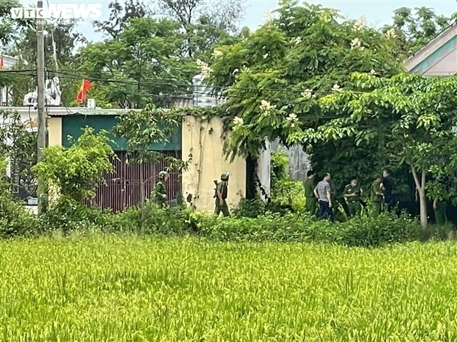 Ảnh: Giám đốc Công an Nghệ An dẫn giải nghi phạm bắn chết 2 người ra xe cảnh sát - 9