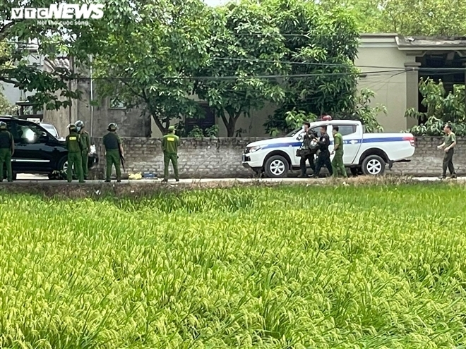 Ảnh: Giám đốc Công an Nghệ An dẫn giải nghi phạm bắn chết 2 người ra xe cảnh sát - 7