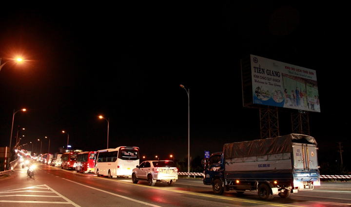Đường miền Tây tắc cứng, xe đứng chôn chân, người dân chật vật về quê nghỉ lễ - 7